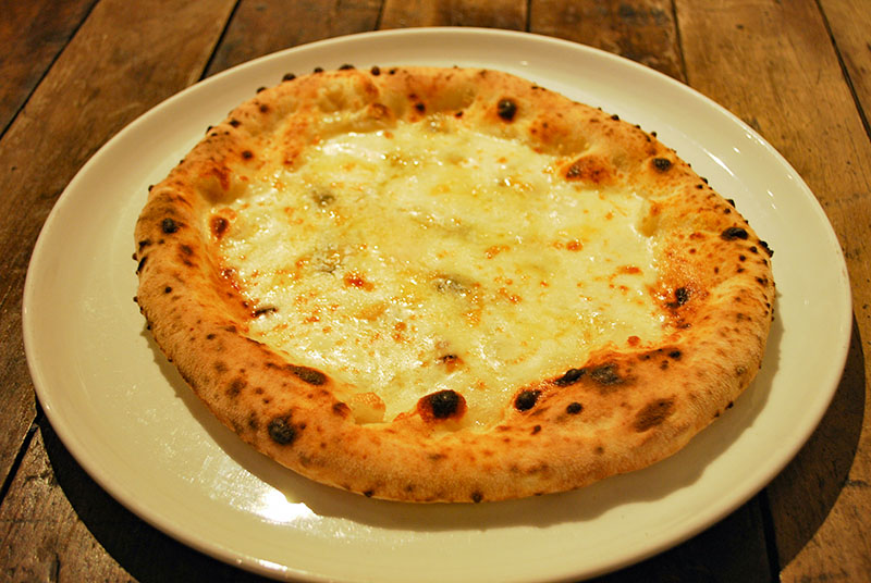 チーズベースのピザ