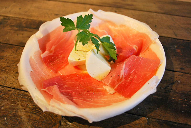 パルマ産生ハムとモッツァレラチーズ