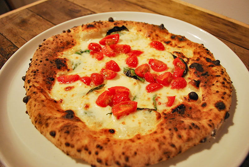 トマトベースのピザ